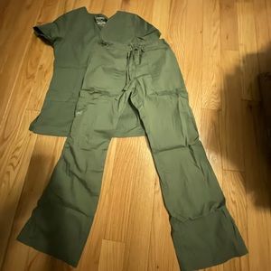 Cherokee mock wrap top and cargo bottoms. Color OLIVE. Top XS, bottoms XSP.